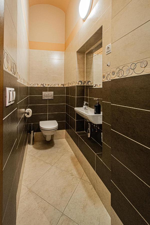 Modern And Spacious Apartments In City Center プラハ エクステリア 写真