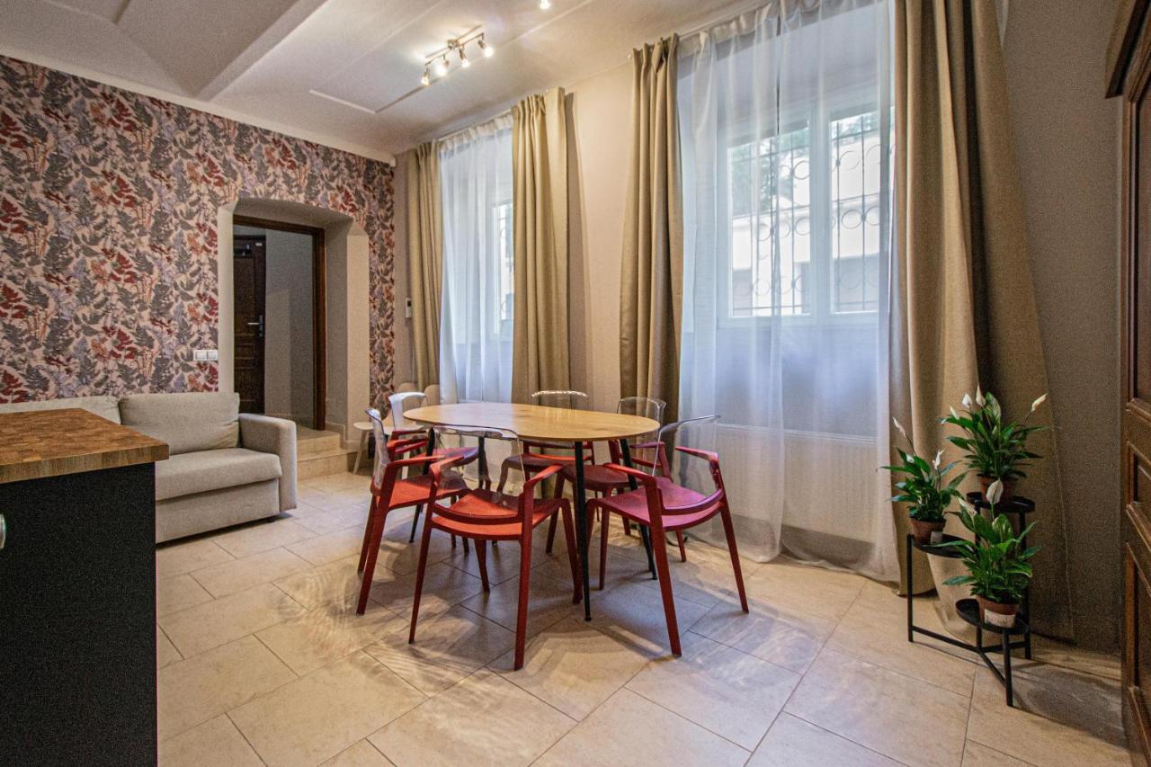 Modern And Spacious Apartments In City Center プラハ エクステリア 写真