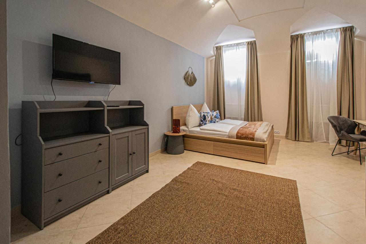 Modern And Spacious Apartments In City Center プラハ エクステリア 写真