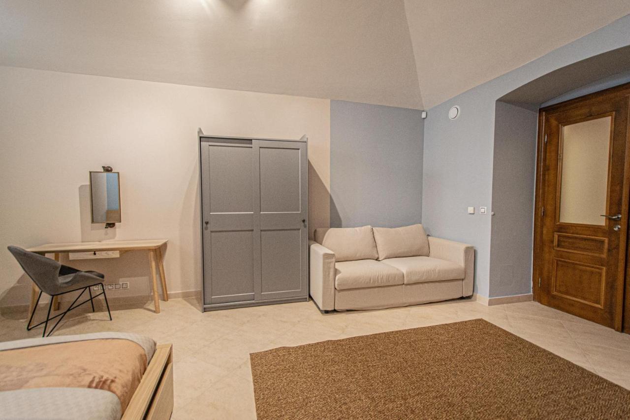 Modern And Spacious Apartments In City Center プラハ エクステリア 写真