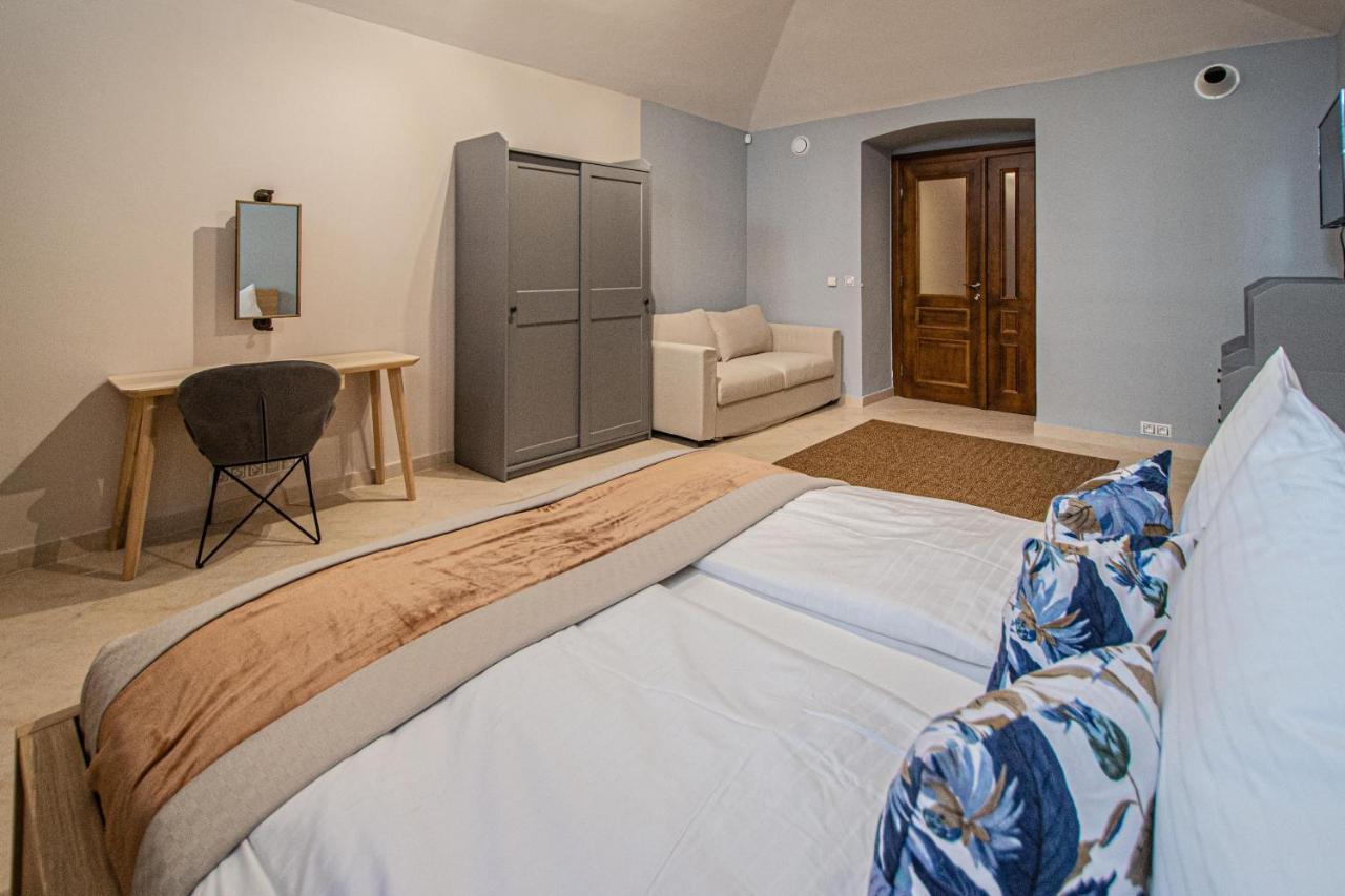 Modern And Spacious Apartments In City Center プラハ エクステリア 写真