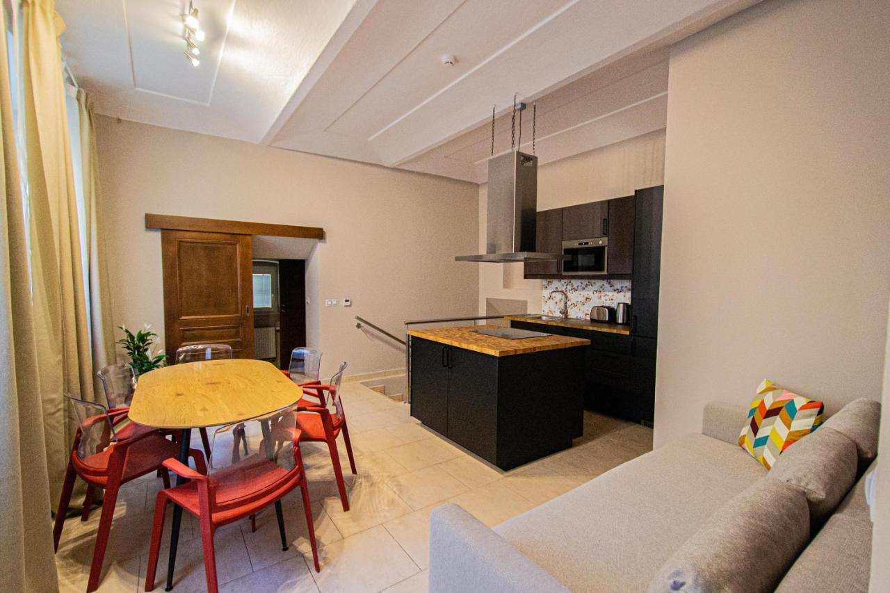 Modern And Spacious Apartments In City Center プラハ エクステリア 写真