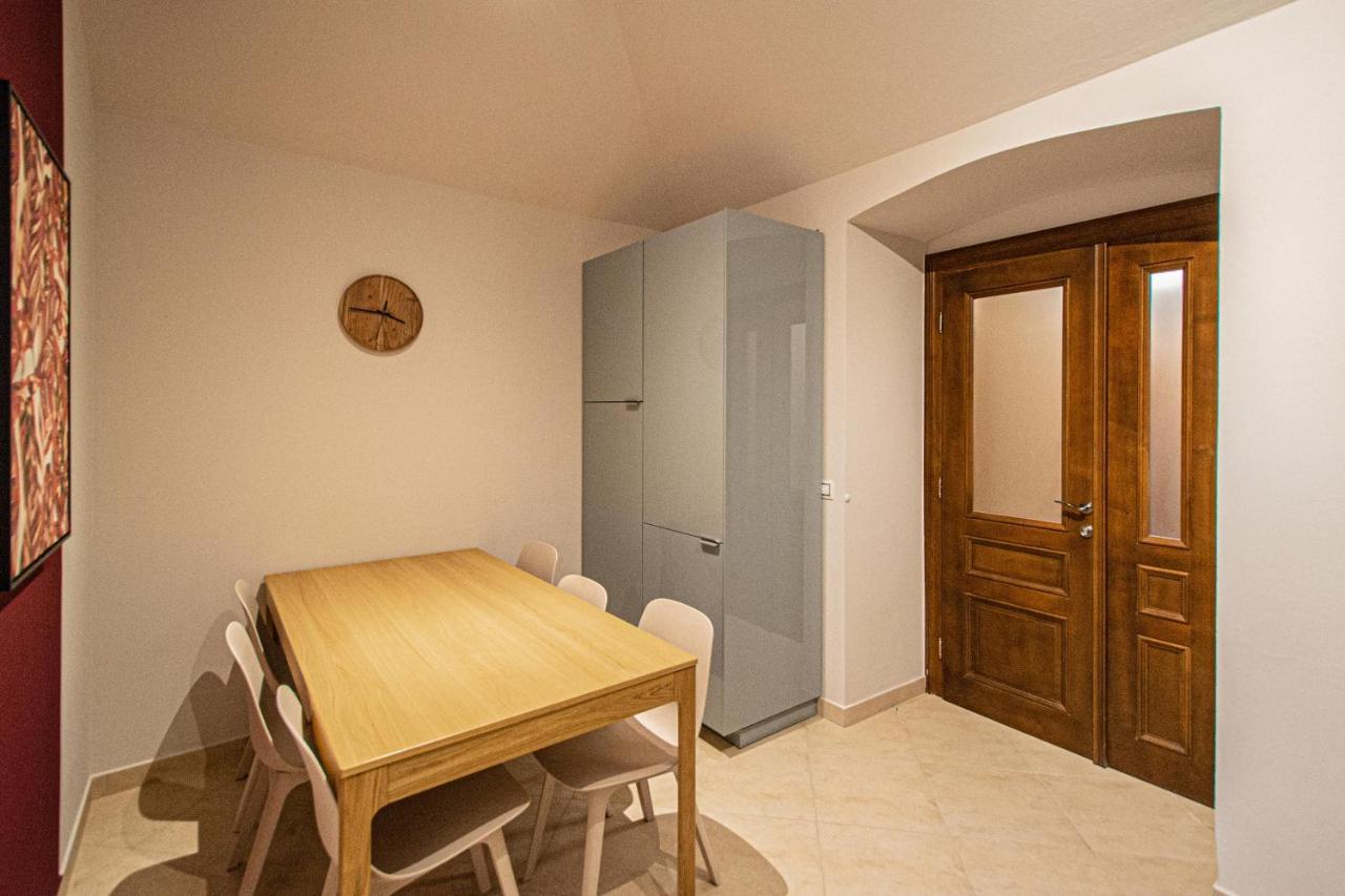 Modern And Spacious Apartments In City Center プラハ エクステリア 写真